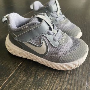 Nike toddler boy sz 6 grey white Velcro sneaker